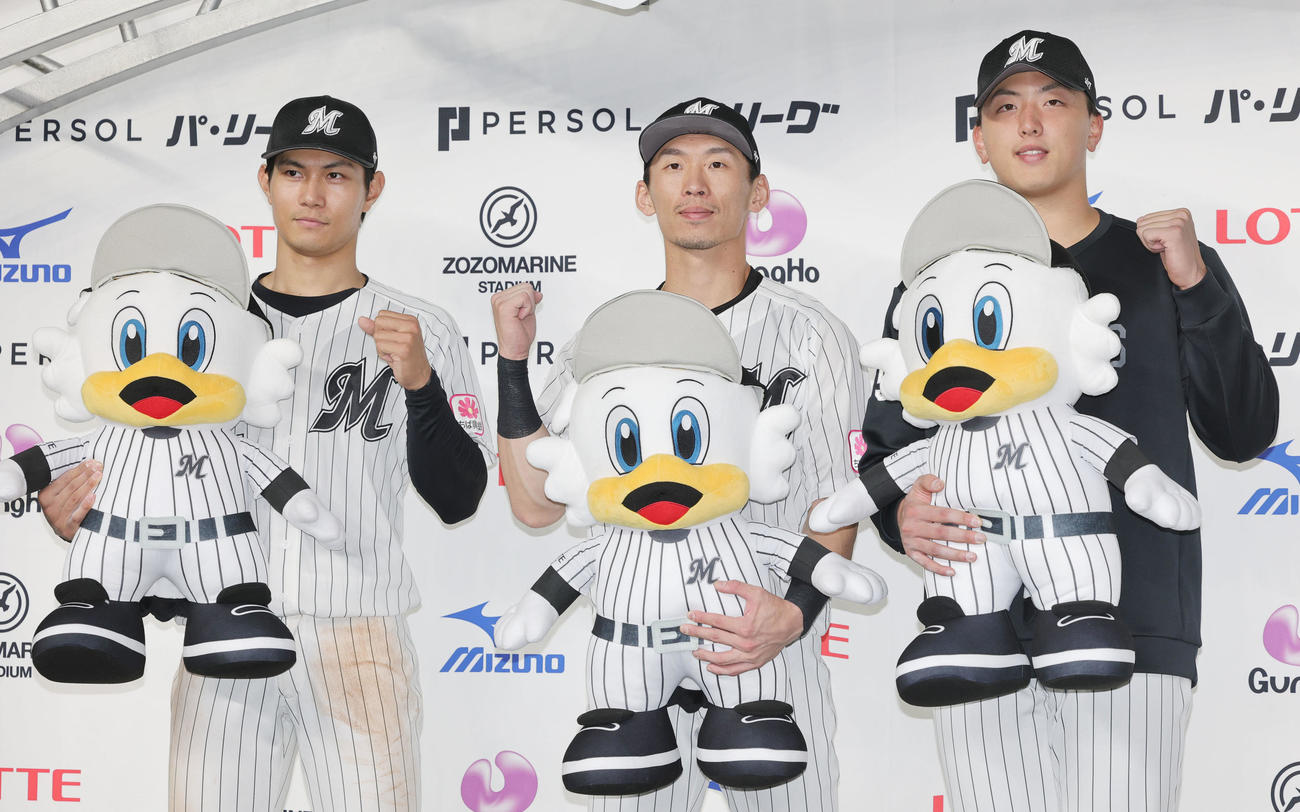 ロッテ対オリックス　お立ち台で喜ぶ、左からロッテ藤原、高部、田中晴（撮影・野上伸悟）