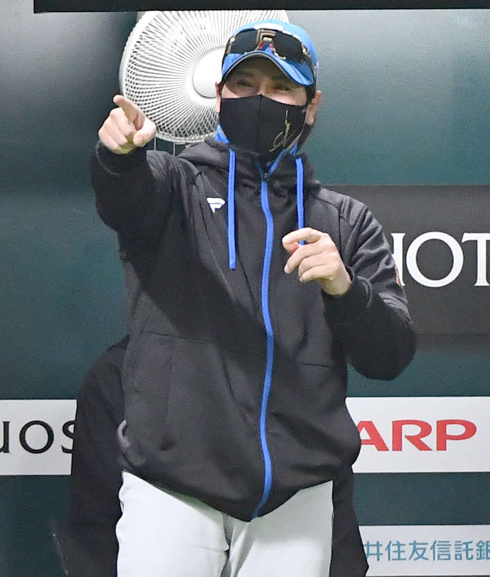 ソフトバンク対日本ハム　8回表日本ハム1死二、三塁、五十幡の二野選で勝ち越しの生還をした矢沢を笑顔で指さす新庄監督（撮影・岩下翔太）