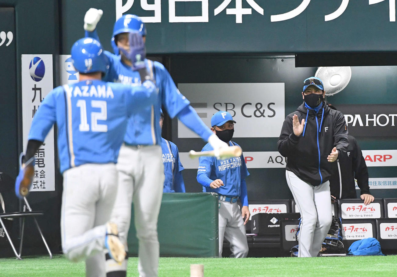 ソフトバンク対日本ハム　8回表日本ハム1死二、三塁、五十幡の二野選の間に三塁走者の矢沢（左端）が勝ち越しの生還を決め、笑顔でベンチを出る新庄監督（撮影・岩下翔太）