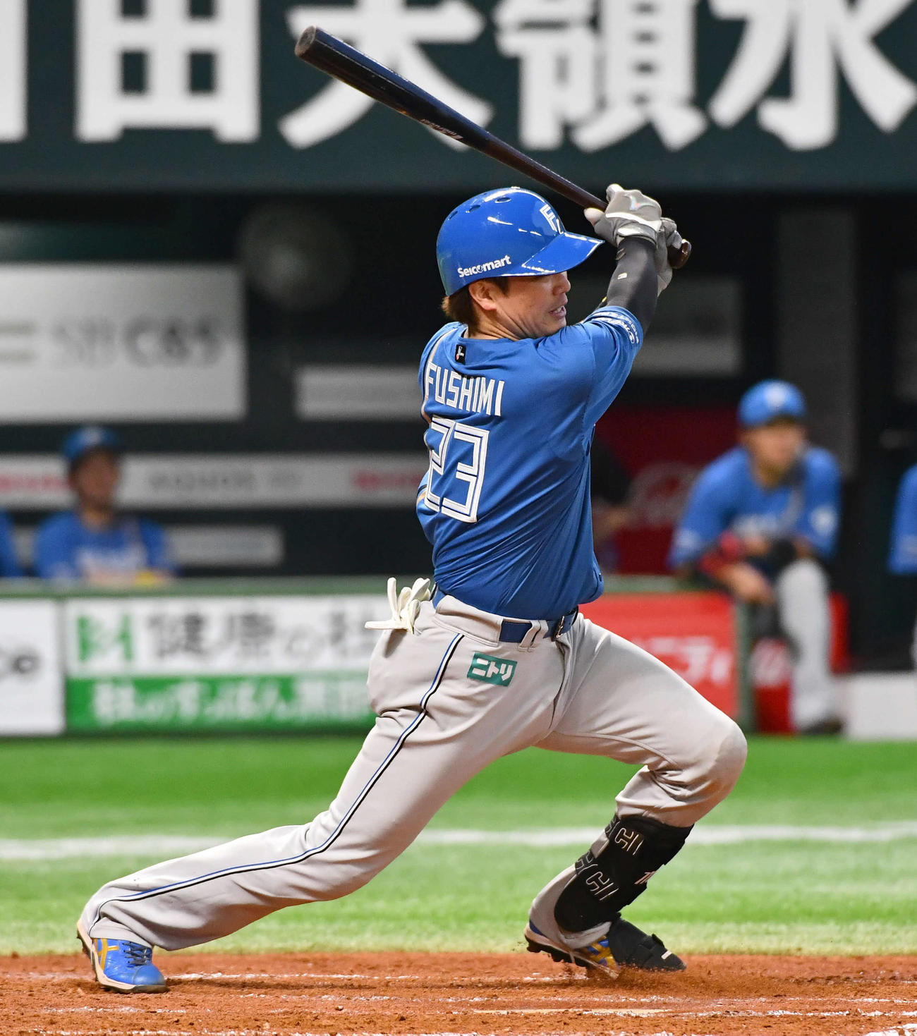 ソフトバンク対日本ハム　5回表日本ハム1死二塁、伏見は中前適時打を放つ（撮影・岩下翔太）