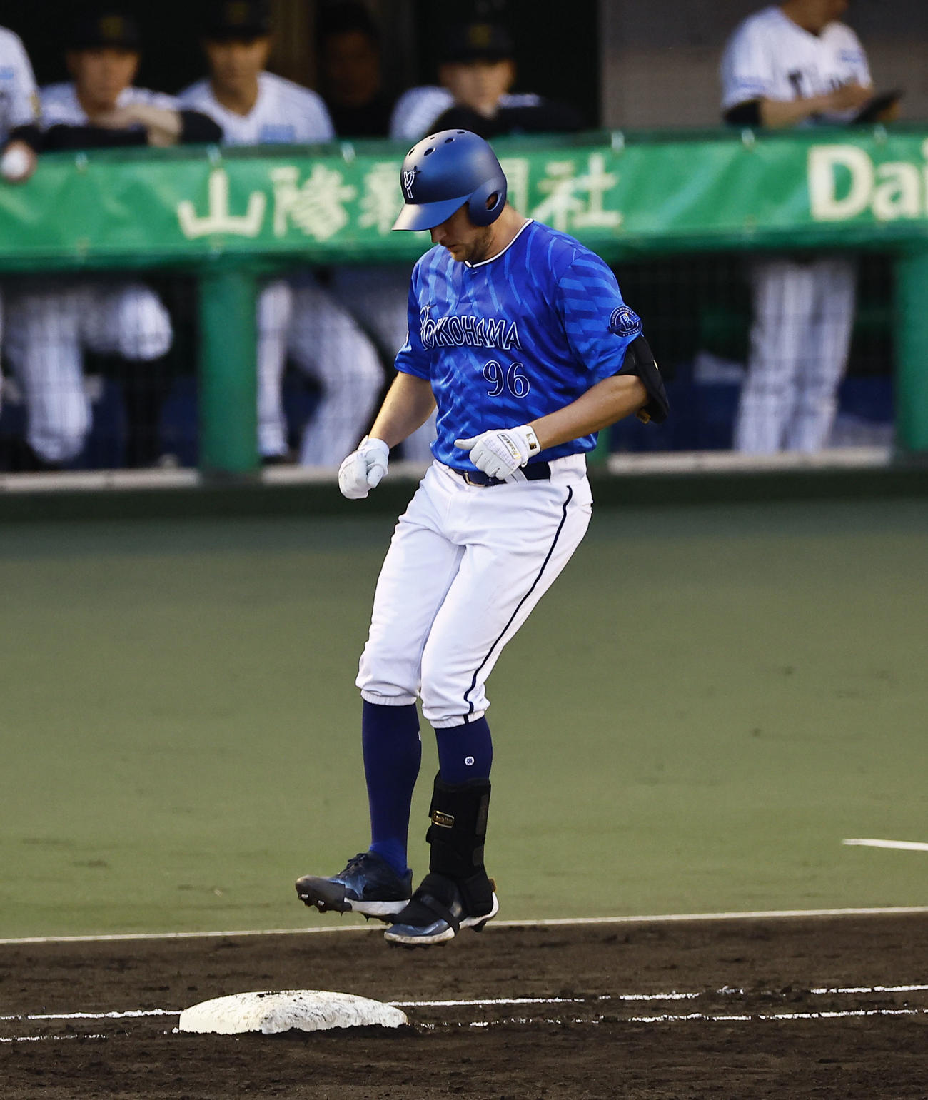 中前打を放ちベースに飛び乗るバウアー（撮影・藤尾明華）