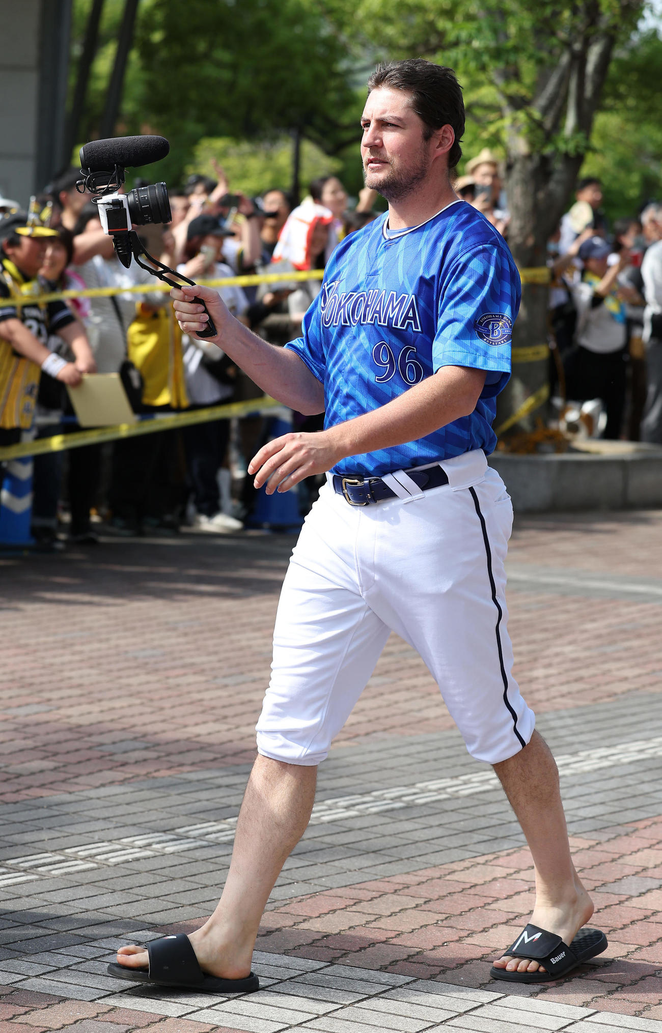 阪神対DeNA　カメラを手に移動するDeNAバウアー（撮影・前田充）