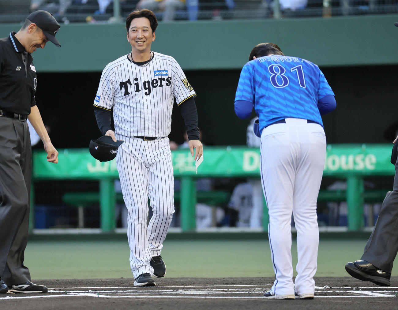 阪神対DeNA　メンバー確認を行う阪神藤川監督（左）とDeNA三浦監督（撮影・宮崎幸一）