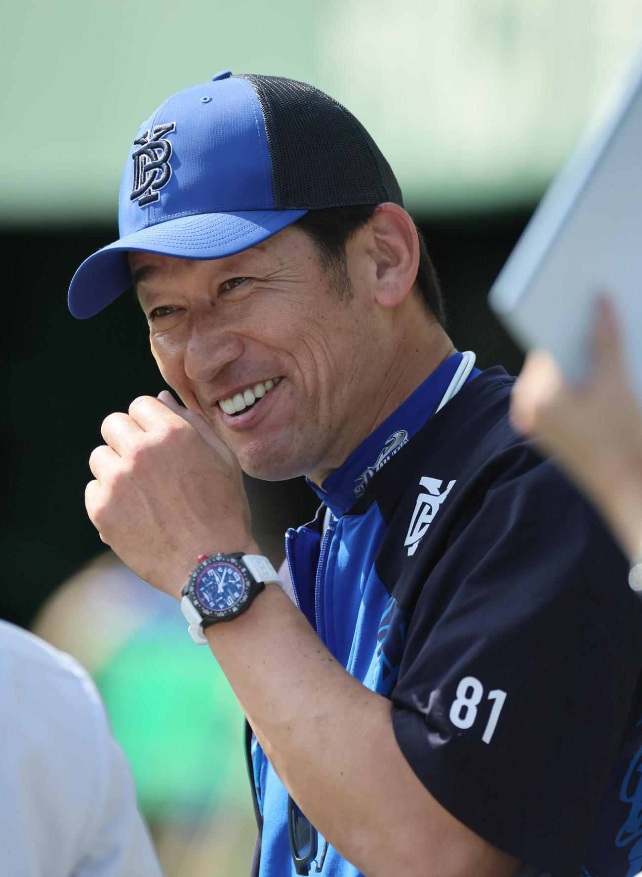 阪神対DeNA　練習を見ながら笑顔を見せるDeNA三浦監督（撮影・宮崎幸一）