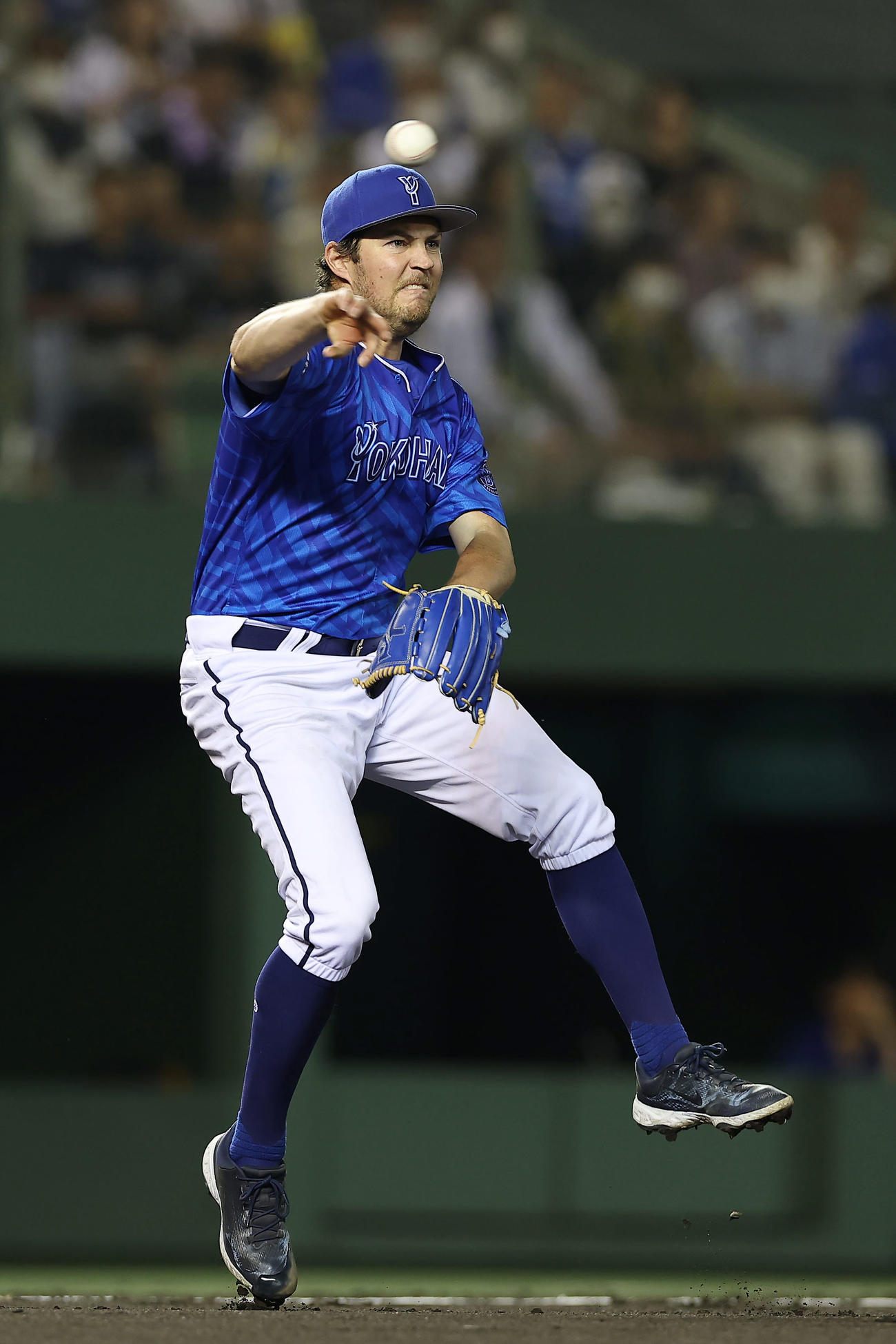 阪神対DeNA 5回裏阪神1死、木浪の投ゴロを処理するバウアー（撮影・前田充）