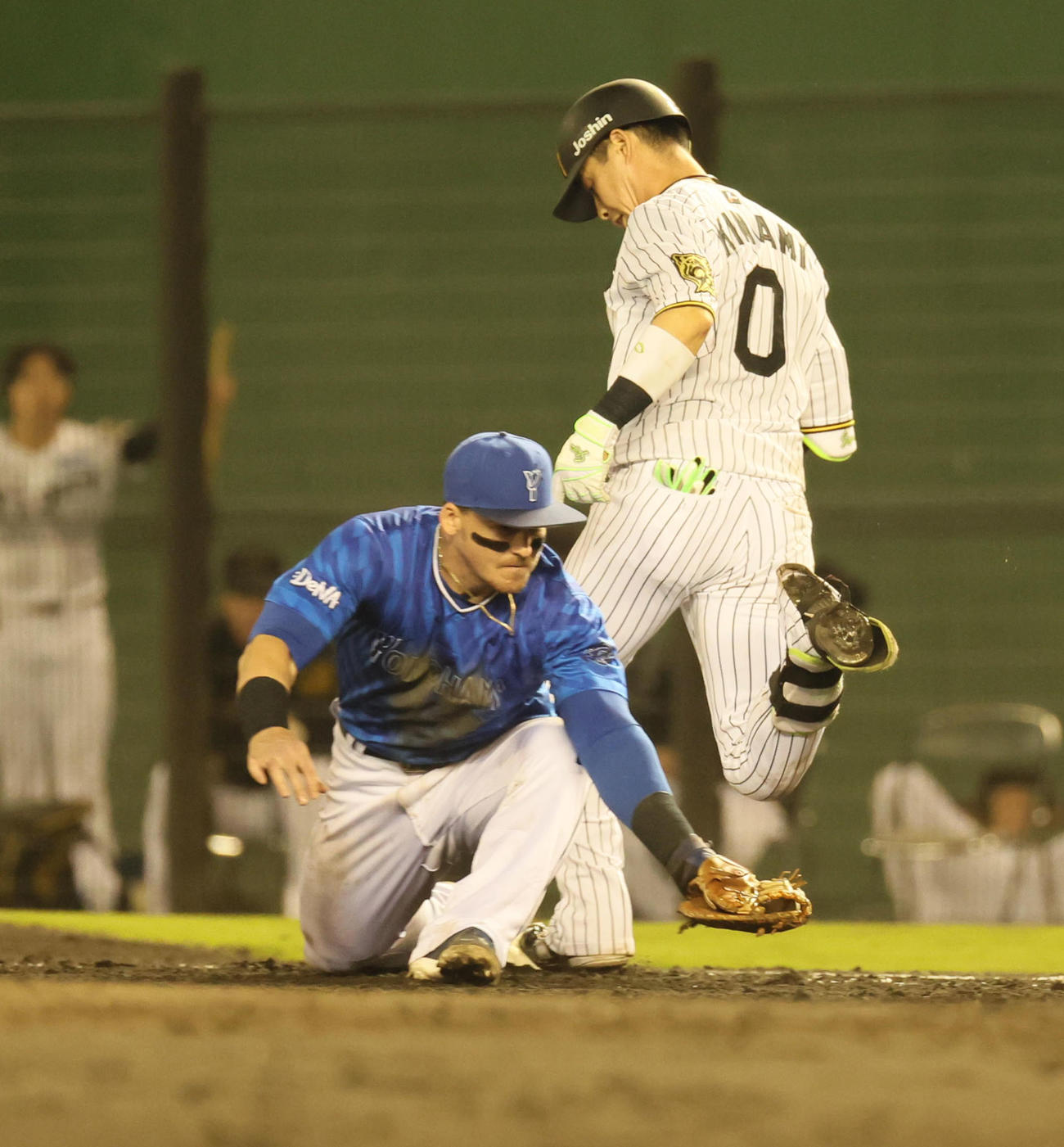 阪神対DeNA 5回裏阪神1死、バウアーは木浪の投ゴロ処理で違和感を訴えるが、サムズアップを見せて事なきを得る（撮影・宮崎幸一）