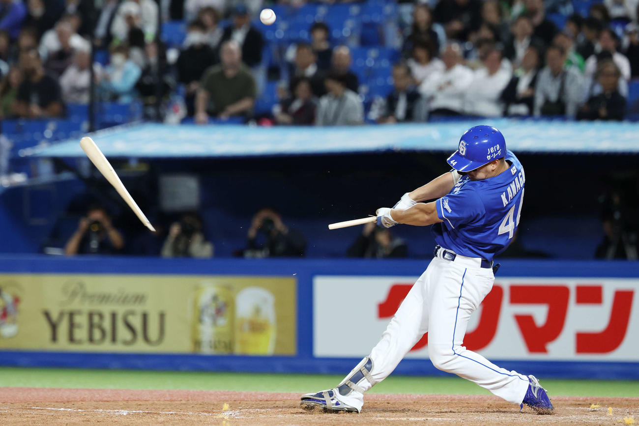 ヤクルト対中日　5回表中日2死一塁、バットが折れ一邪飛に倒れる川越（撮影・宮地輝）