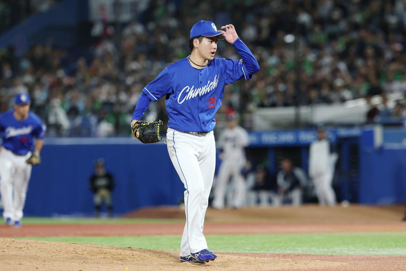 ヤクルト対中日　6回裏ヤクルト2死三塁、オスナから空振り三振を奪う金丸（撮影・宮地輝）