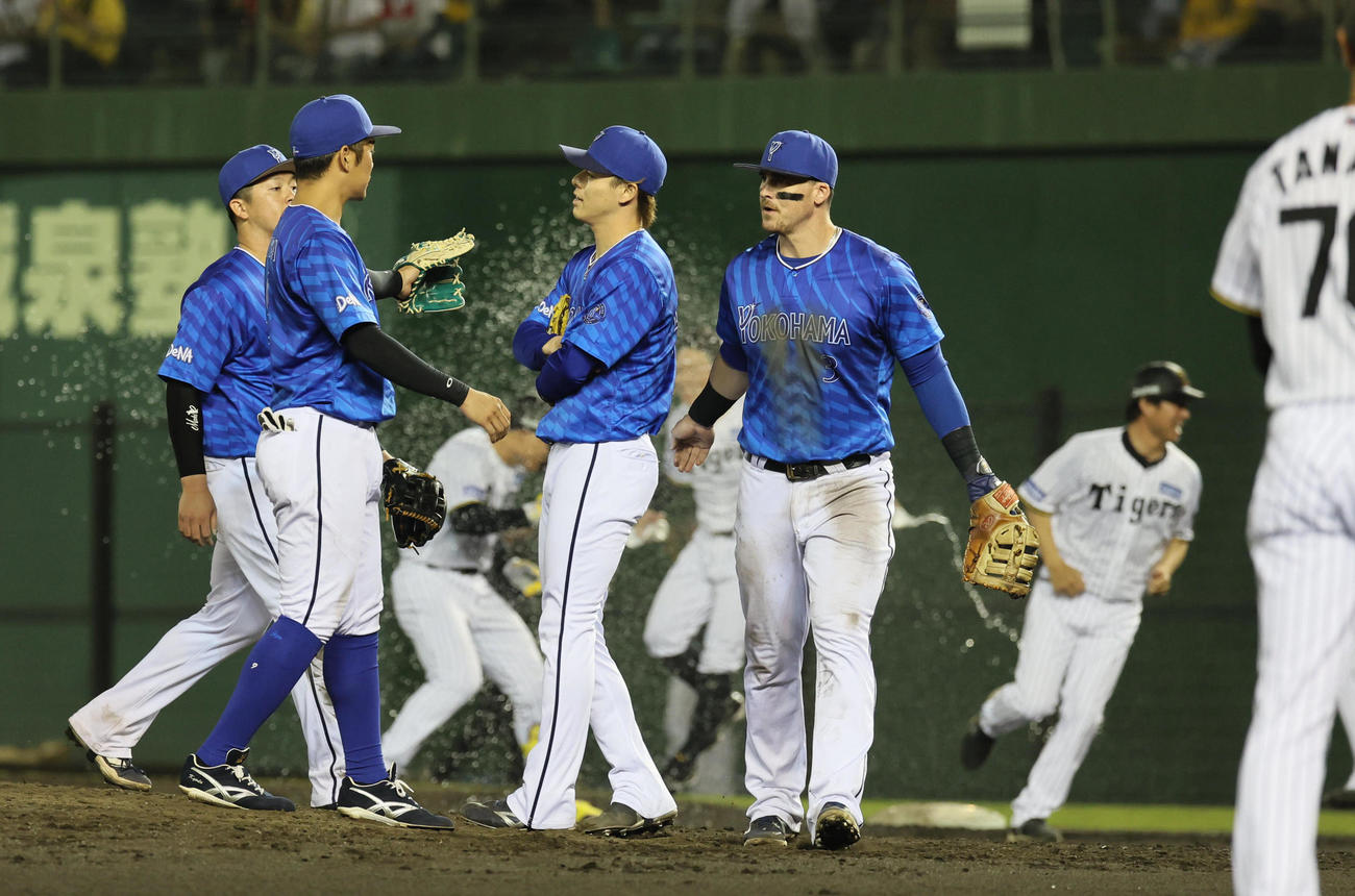 阪神対DeNA 111回裏阪神無死満塁、颯（中央）は森下翔太にサヨナラ四球を与える（撮影・宮崎幸一）