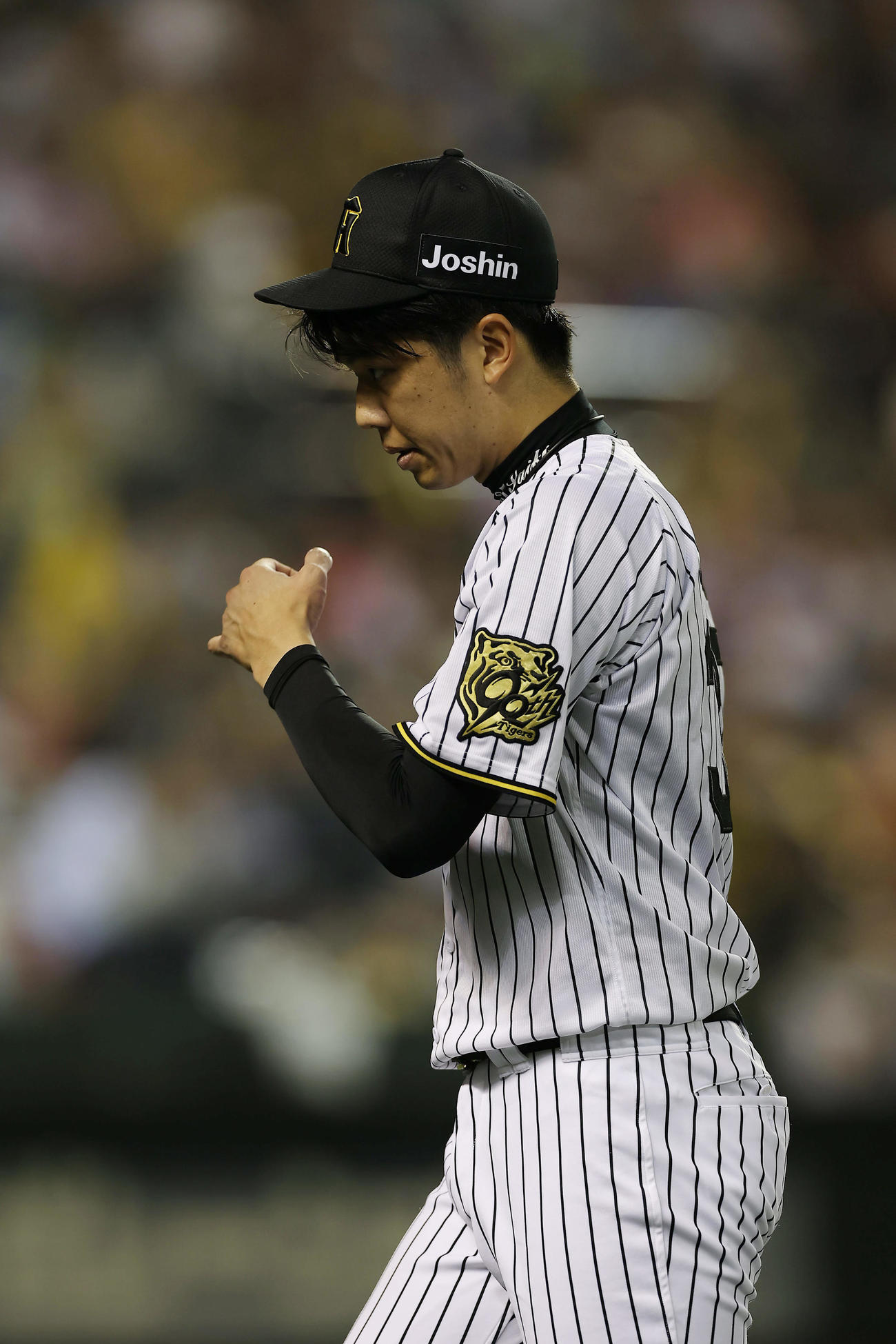 阪神対DeNA 7回表DeNA1死一、二塁、降板となり悔しそうにベンチへ下がる才木（撮影・前田充）