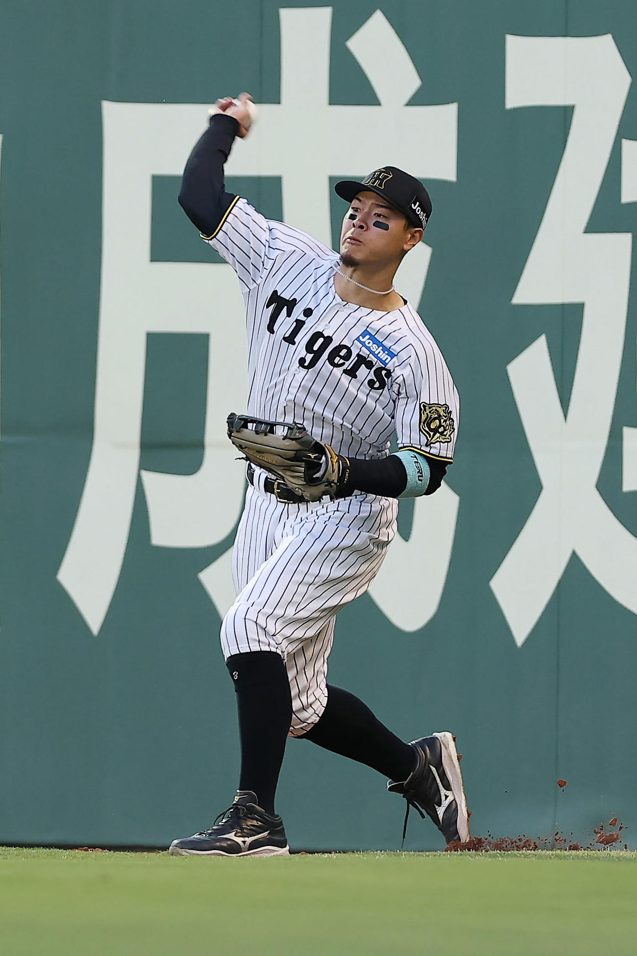 阪神対DeNA 3回表DeNA無死一、二塁、牧の右飛を処理する佐藤輝（撮影・前田充）