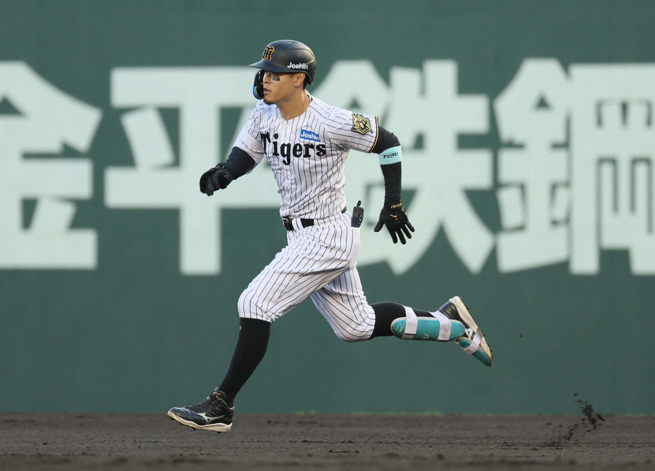 阪神対DeNA 2回裏阪神無死、佐藤輝は左翼へ二塁打を放つ（撮影・宮崎幸一）
