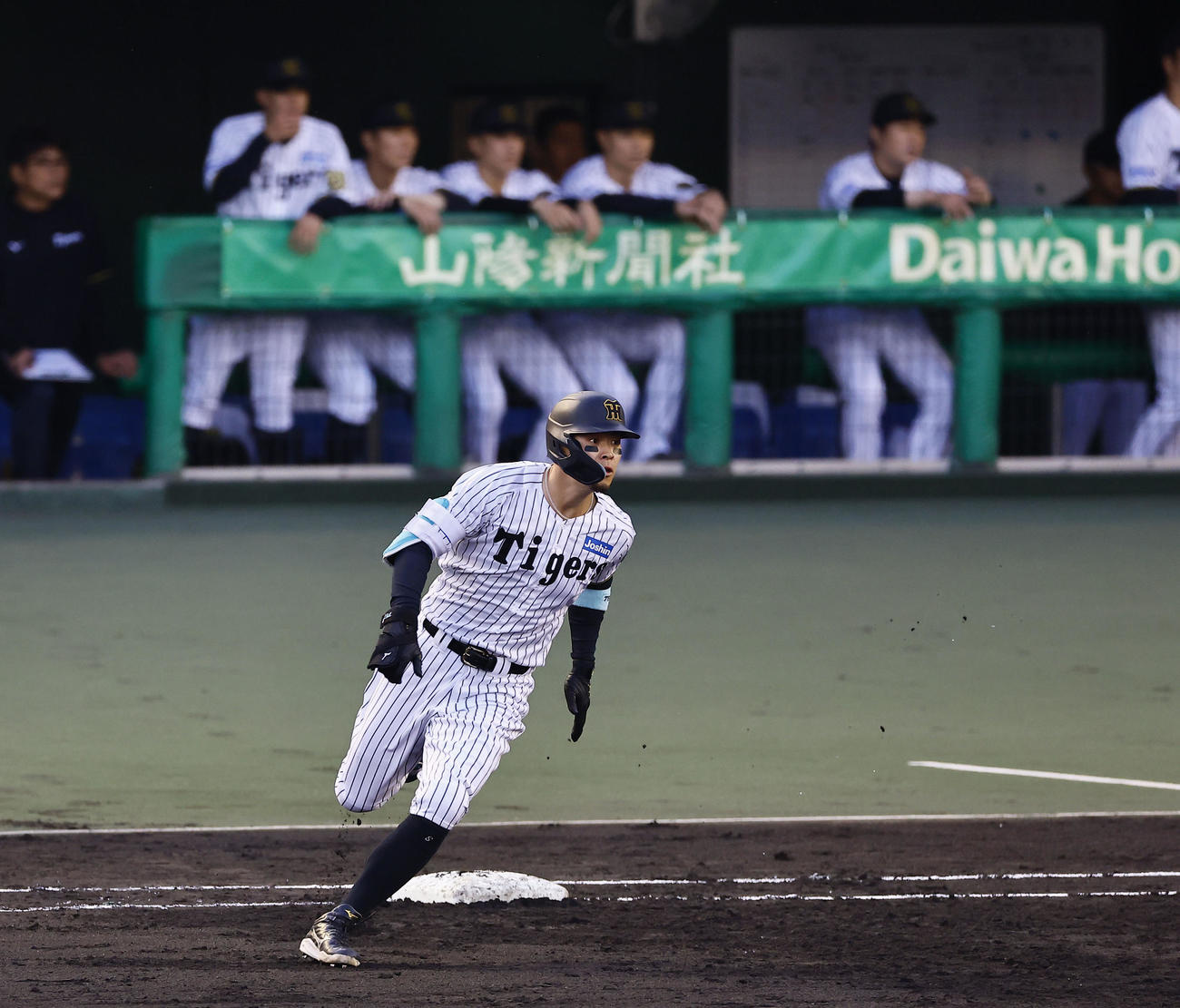 阪神対DeNA 2回裏阪神無死、佐藤輝は左越えに二塁打を放ち一塁を回る（撮影・藤尾明華）