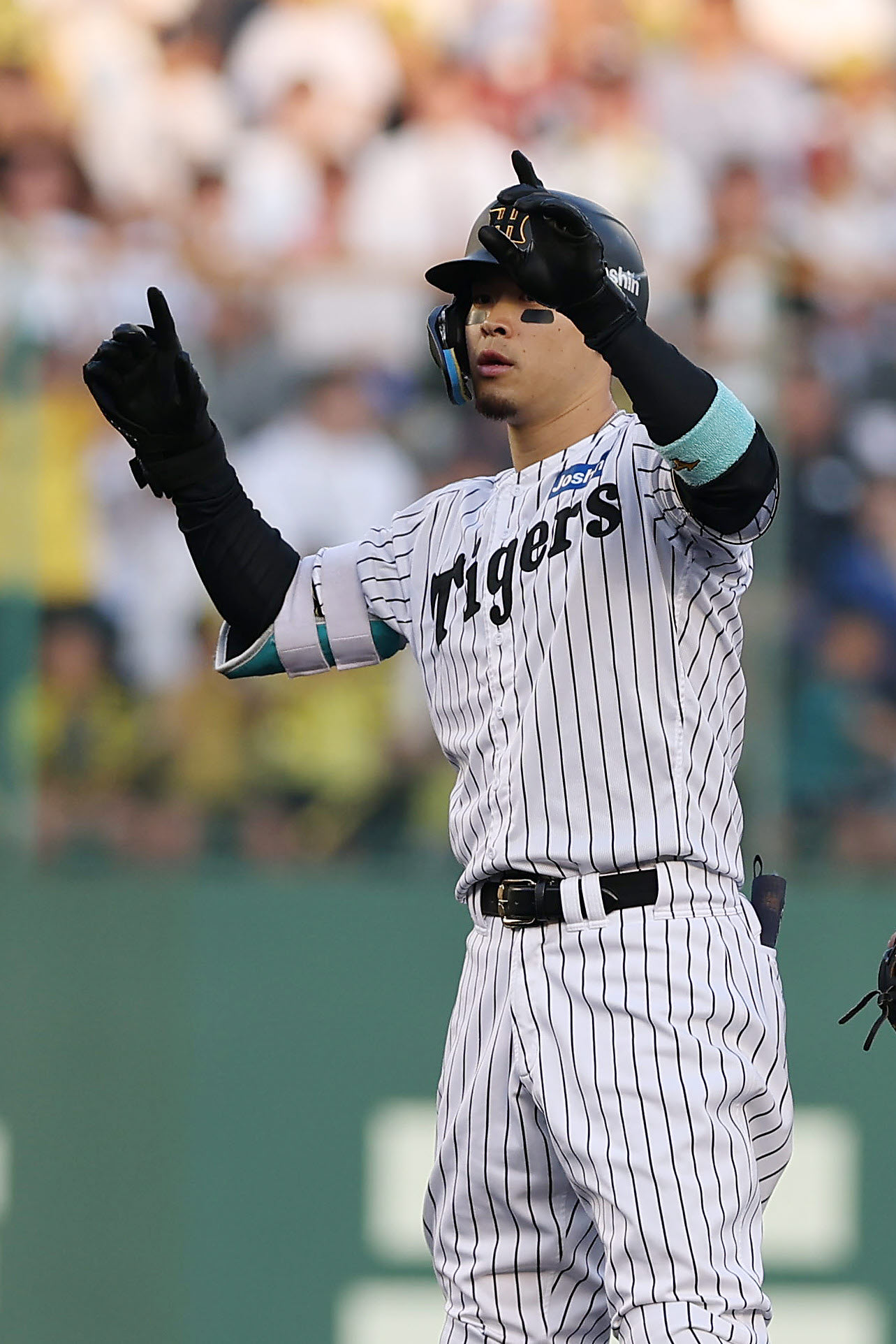阪神対DeNA 2回裏阪神無死、左越え二塁打を放った佐藤輝（撮影・前田充）