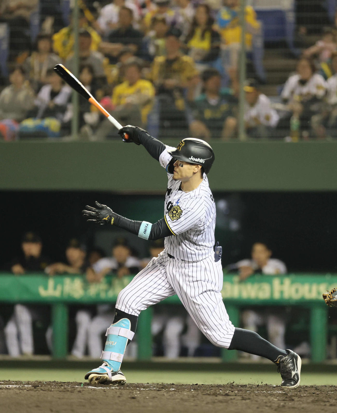 阪神対DeNA 9回裏阪神1死、佐藤輝は右前打を放つ（撮影・宮崎幸一）
