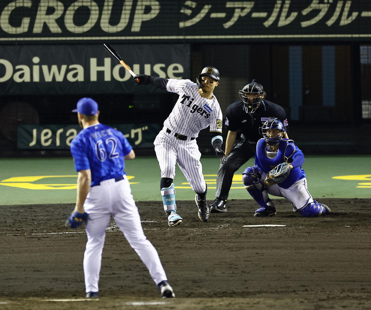 阪神対DeNA 9回裏阪神1死、佐藤輝は左前打を放つ。投手ウィック（撮影・藤尾明華）