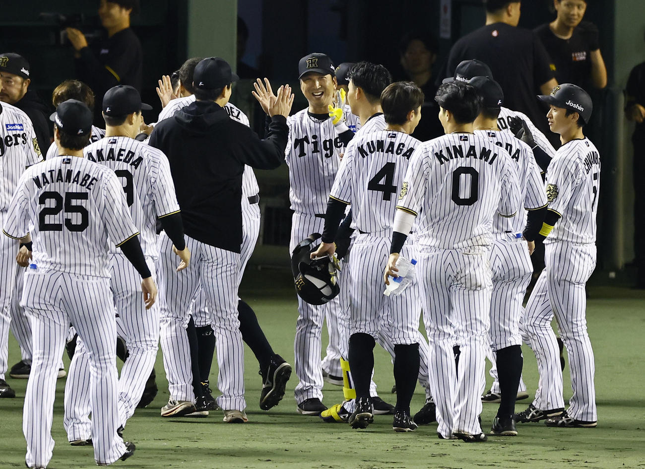 阪神対DeNA DeNAにサヨナラ勝ちし、ナインを出迎える阪神藤川監督（中央）（撮影・藤尾明華）