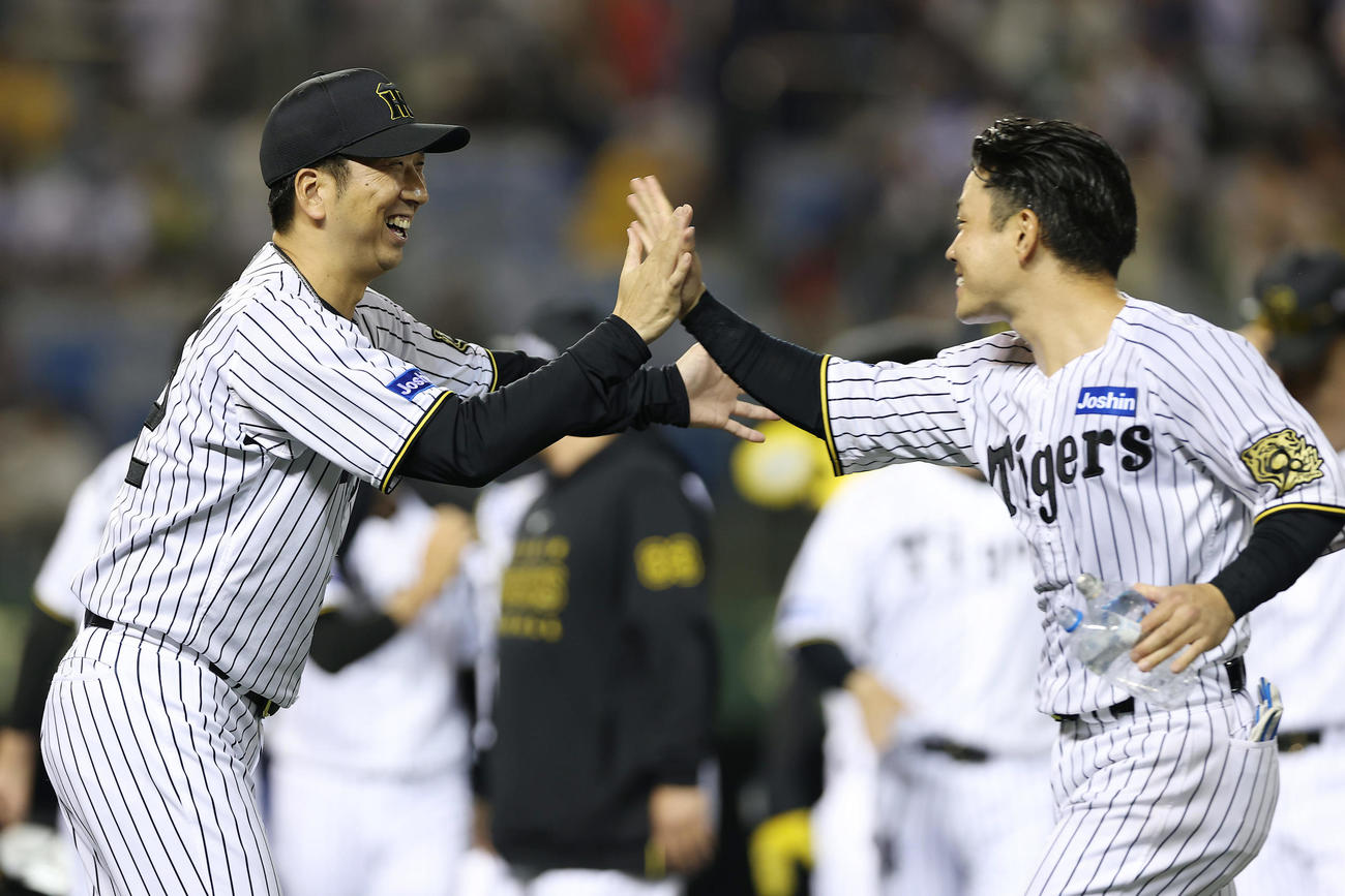 阪神対DeNA DeNAにサヨナラ勝ちし、タッチを交わす阪神藤川監督（左）と糸原（撮影・前田充）