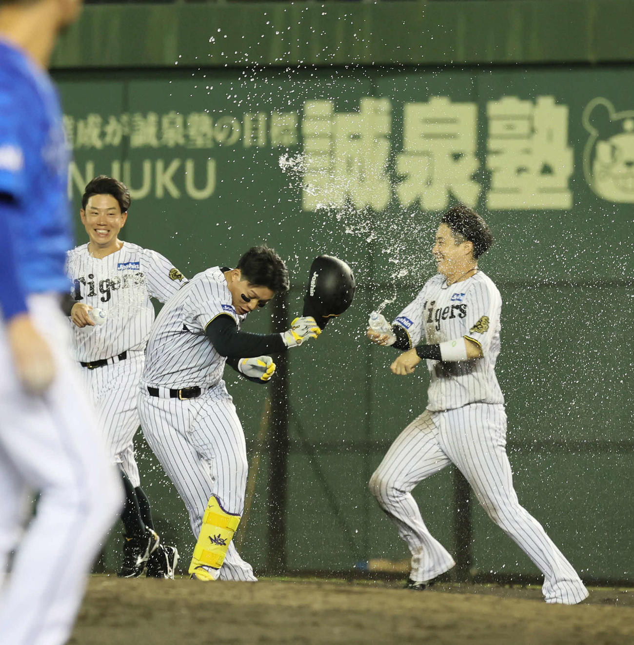 阪神対DeNA 111回裏阪神無死満塁、サヨナラ四球を選んだ森下（中央）は木浪（右9や糸原（左）の祝福を受ける（撮影・宮崎幸一）