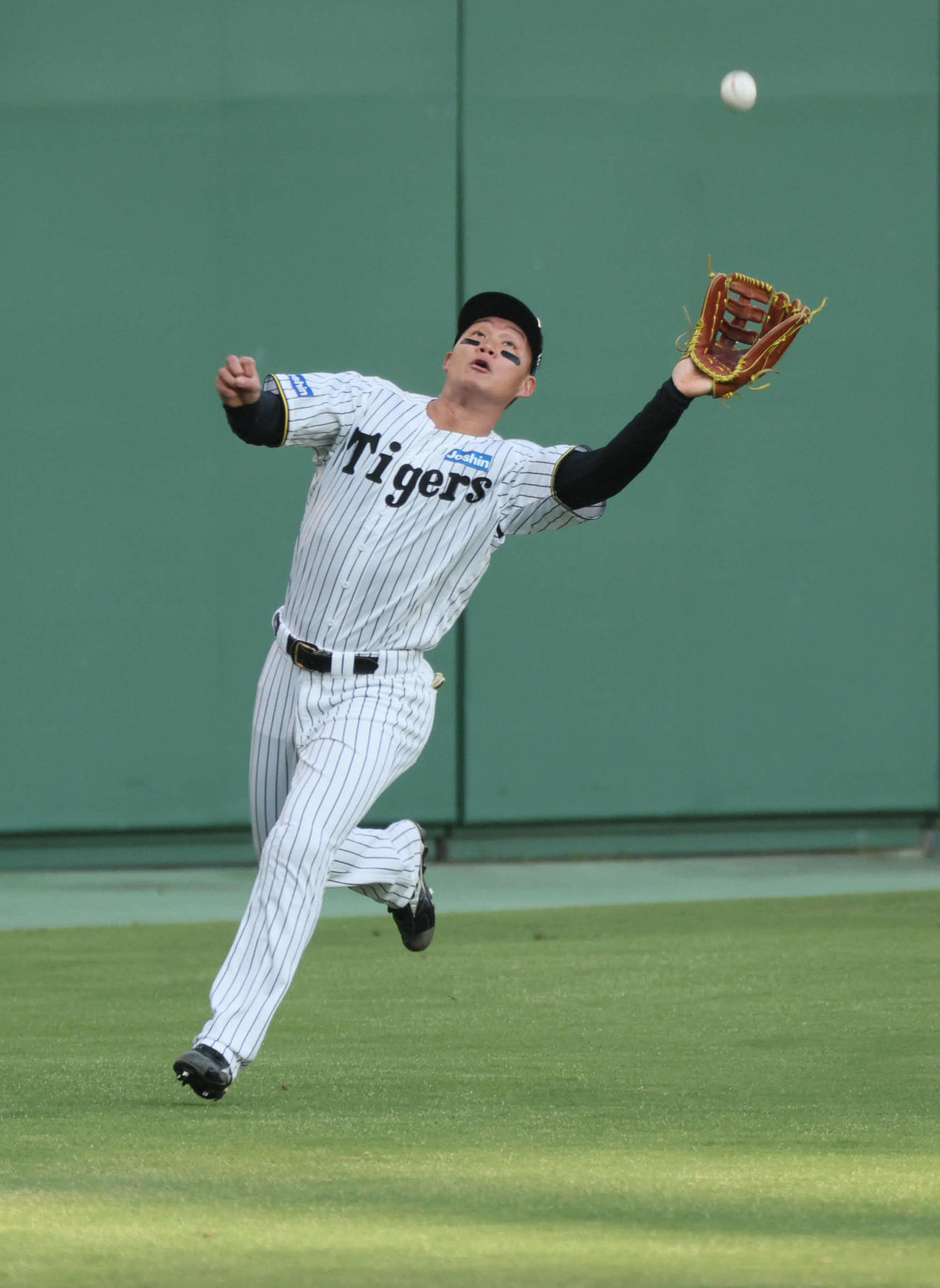 阪神対DeNA 1回表DeNA1死二塁、森下は佐野の左邪飛をランニングキャッチ（撮影・宮崎幸一）