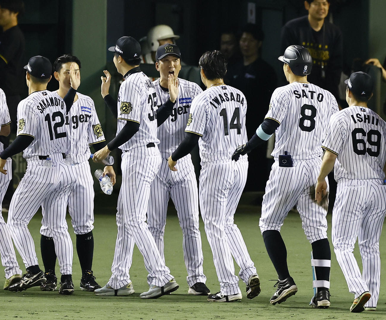 阪神対DeNA DeNAにサヨナラ勝ちし、岩貞とタッチを交わす阪神藤川監督（中央）（撮影・藤尾明華）