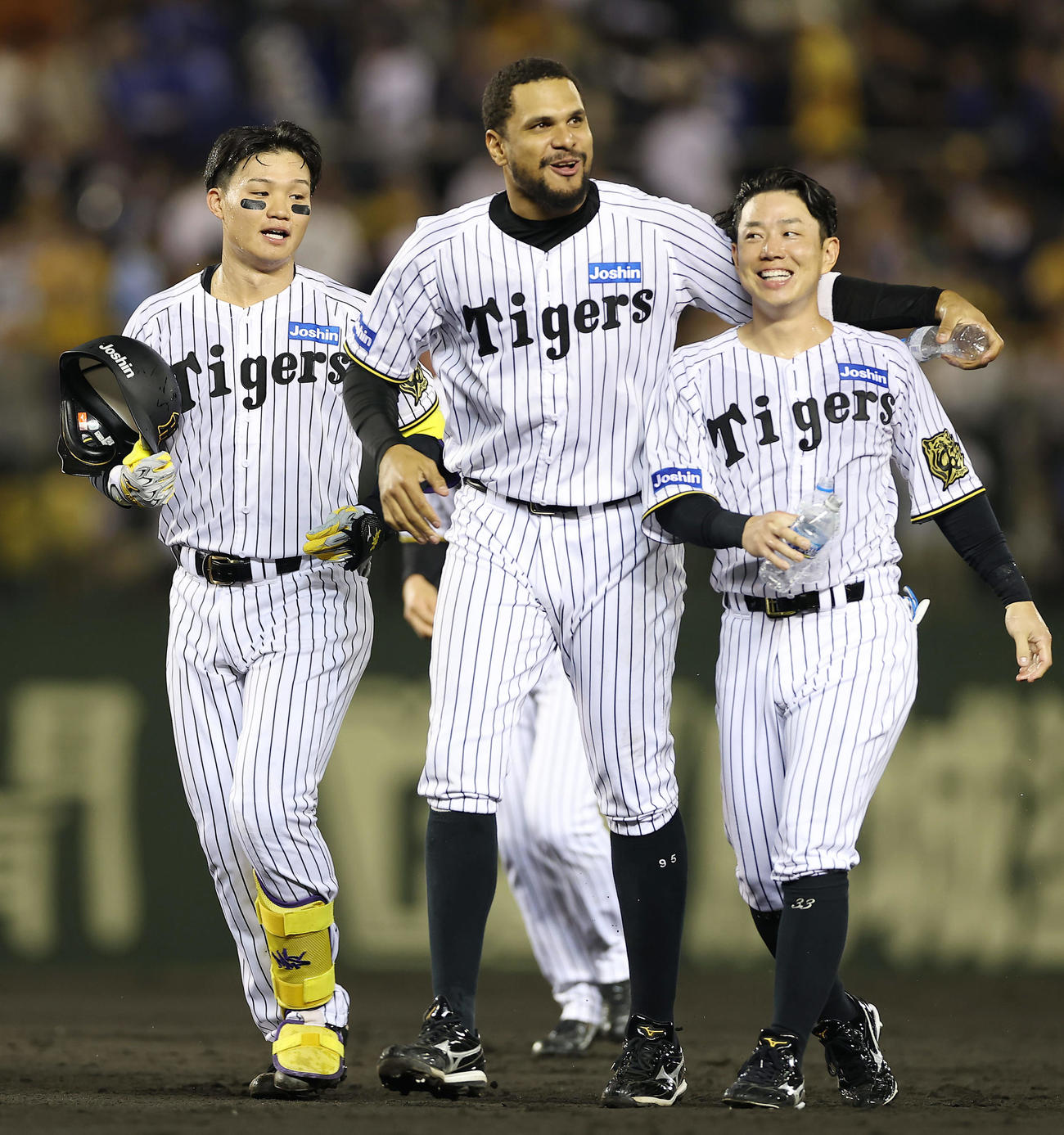 阪神対DeNA DeNAにサヨナラ勝ちし笑顔を見せる、左から阪神森下、ヘルナンデス、糸原（撮影・前田充）