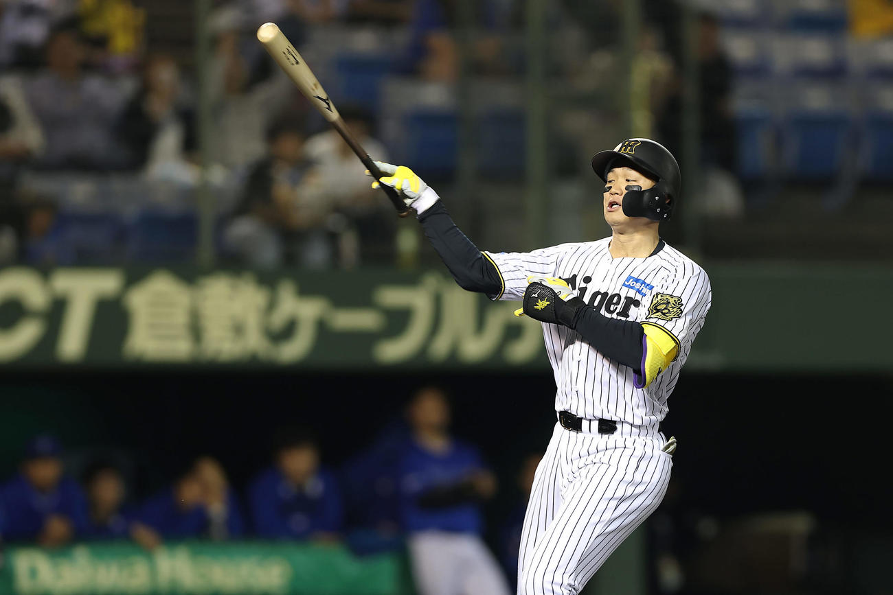 阪神対DeNA 11回裏阪神無死満塁、サヨナラの押し出し四球を選び、バットを投げて喜ぶ森下（撮影・前田充）
