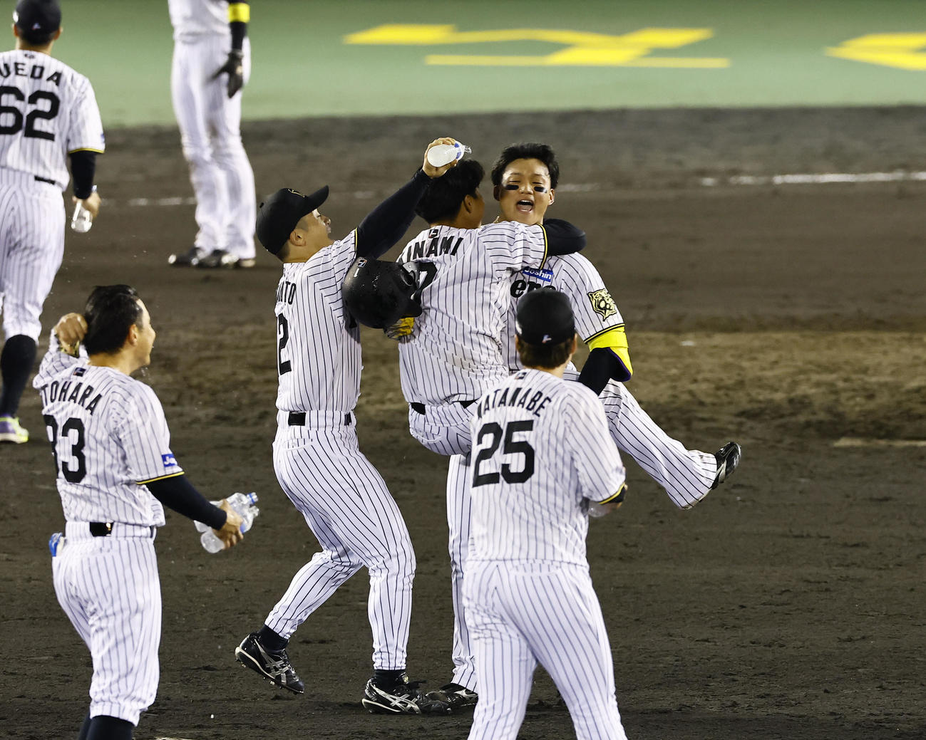 阪神対DeNA 11回裏阪神無死満塁、サヨナラの押し出し四球を選び、水をかけられ祝福される森下（右）（撮影・藤尾明華）