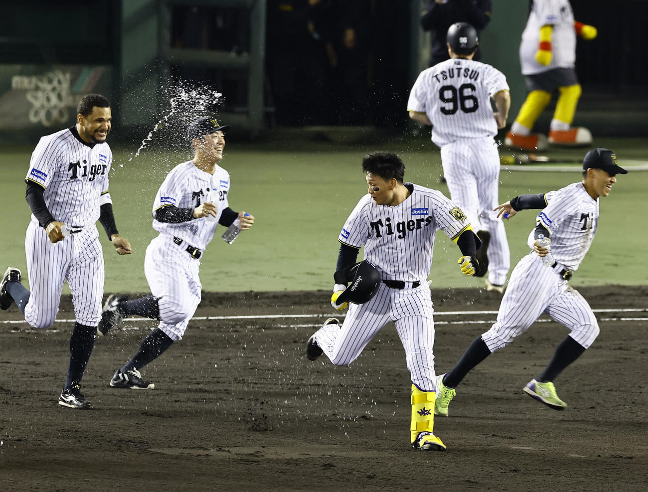 阪神対DeNA 11回裏阪神無死満塁、サヨナラの押し出し四球を選び、水をかけられ祝福される森下（右から2人目）（撮影・藤尾明華）