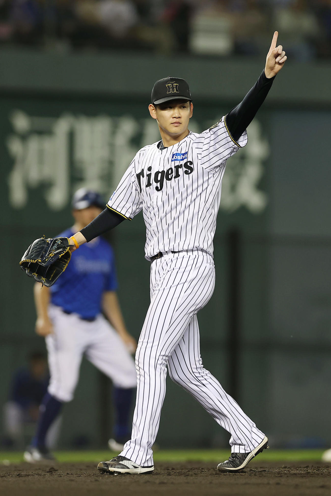 阪神対DeNA 7回表DeNA2死二、三塁、オースティンのスイングをアピールする及川（撮影・前田充）