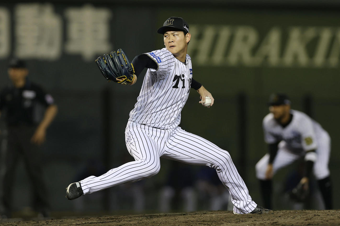 阪神対DeNA　阪神2番手の及川（撮影・前田充）