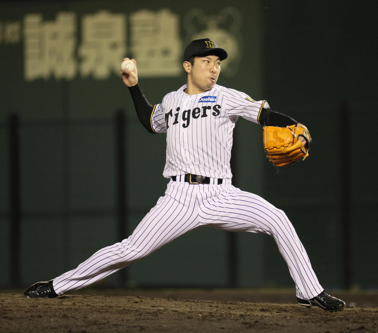 阪神対DeNA　阪神3番手の石井（撮影・宮崎幸一）