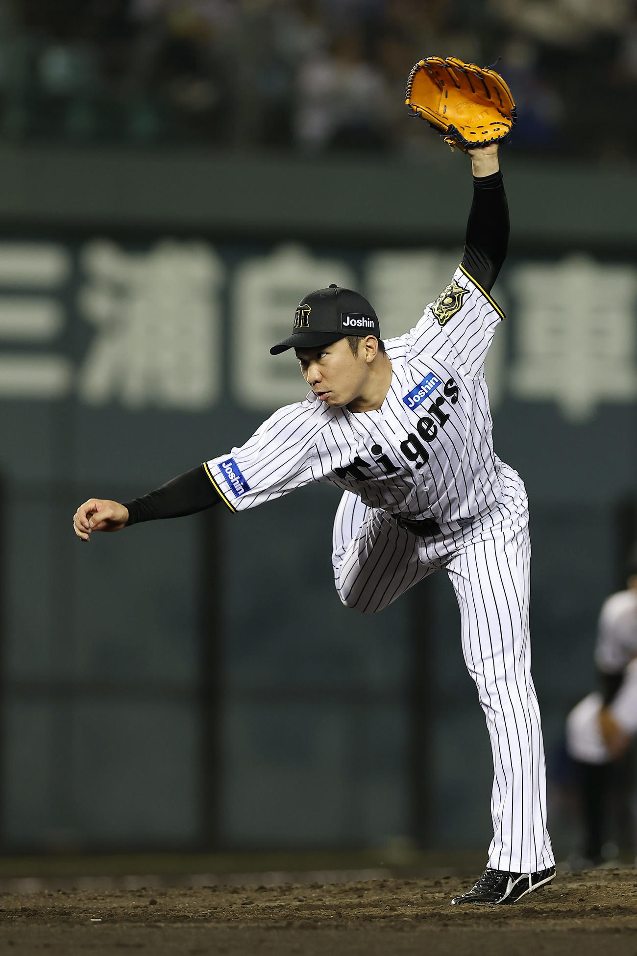 阪神対DeNA　阪神3番手の石井（撮影・前田充）