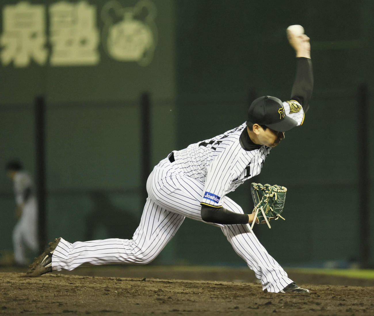 阪神対DeNA　阪神4番手の岩崎（撮影・宮崎幸一）