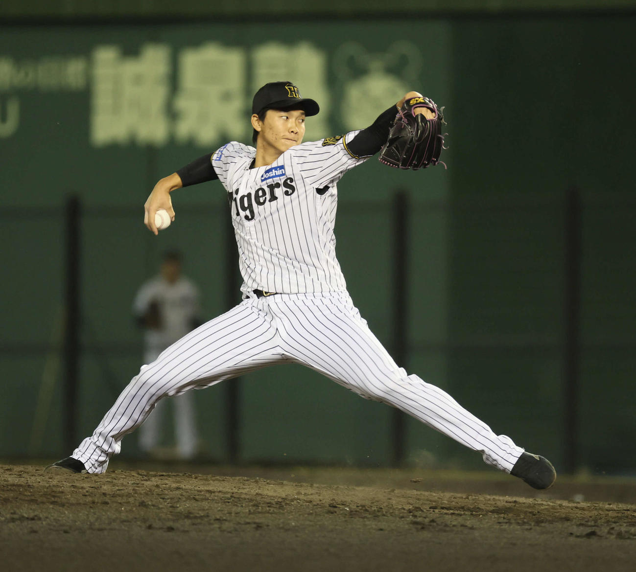阪神対DeNA 10回表を抑えた阪神湯浅（撮影・宮崎幸一）