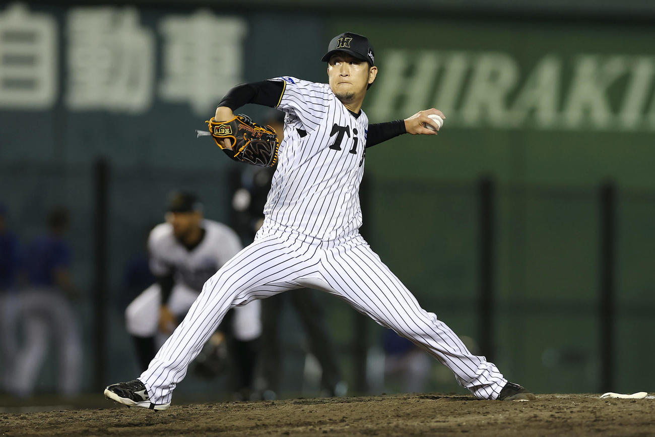 阪神対DeNA　阪神6番手の岩貞（撮影・前田充）