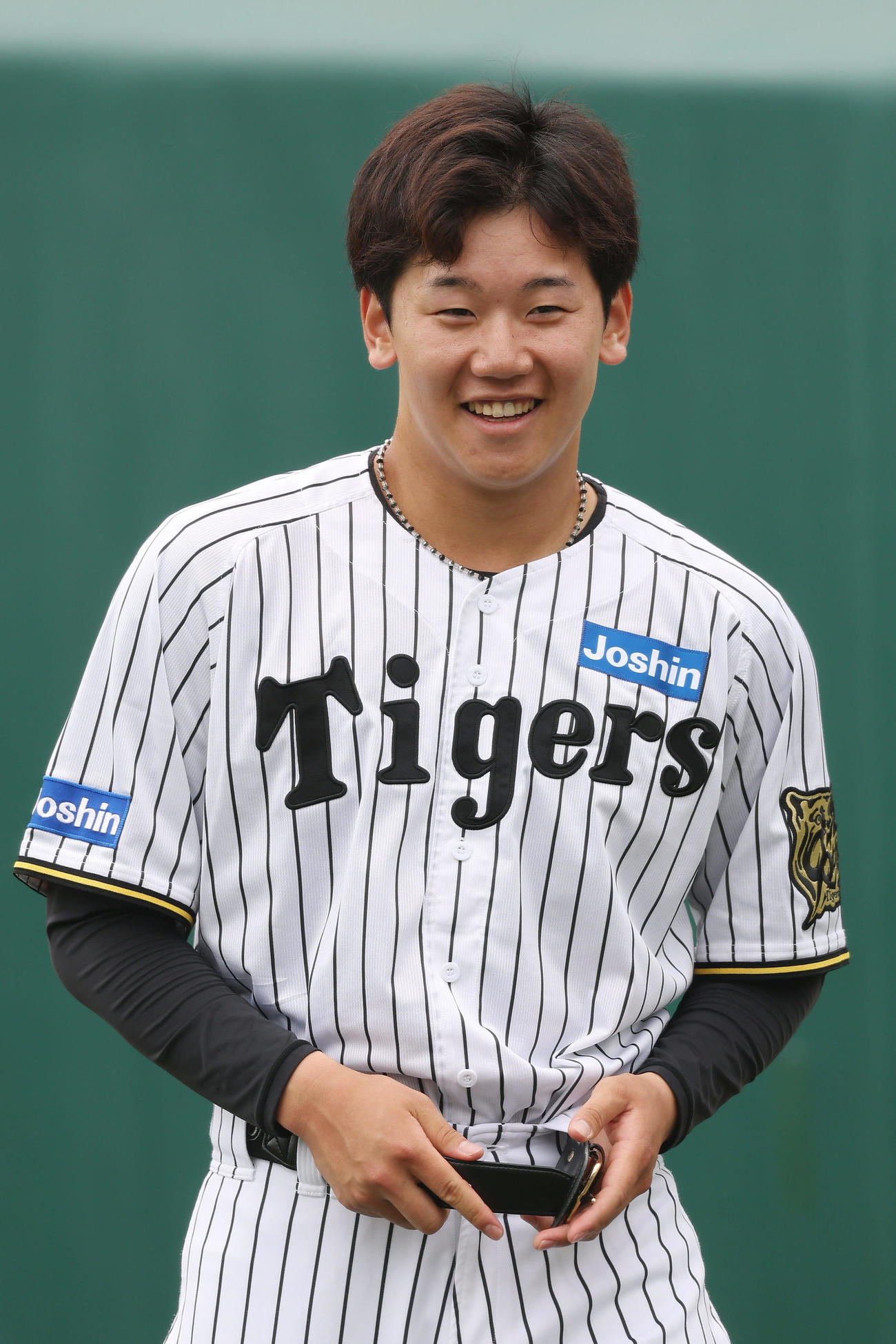 26日、笑顔を見せる阪神門別（撮影・前田充）