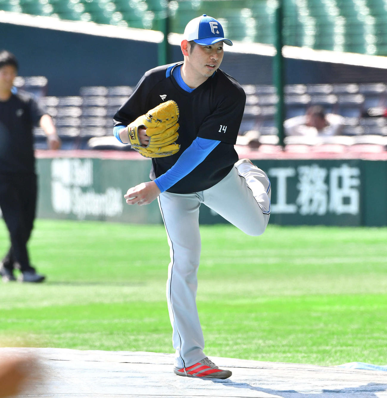 ソフトバンク対日本ハム　試合前、マウンドの感触を確かめる加藤貴（2025年5月27日撮影）