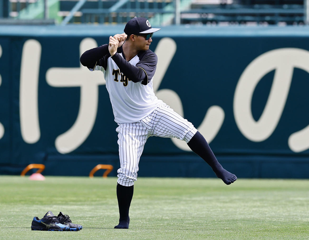 阪神対DeNA　スニーカーを脱いで素振りをする阪神森下（撮影・藤尾明華）