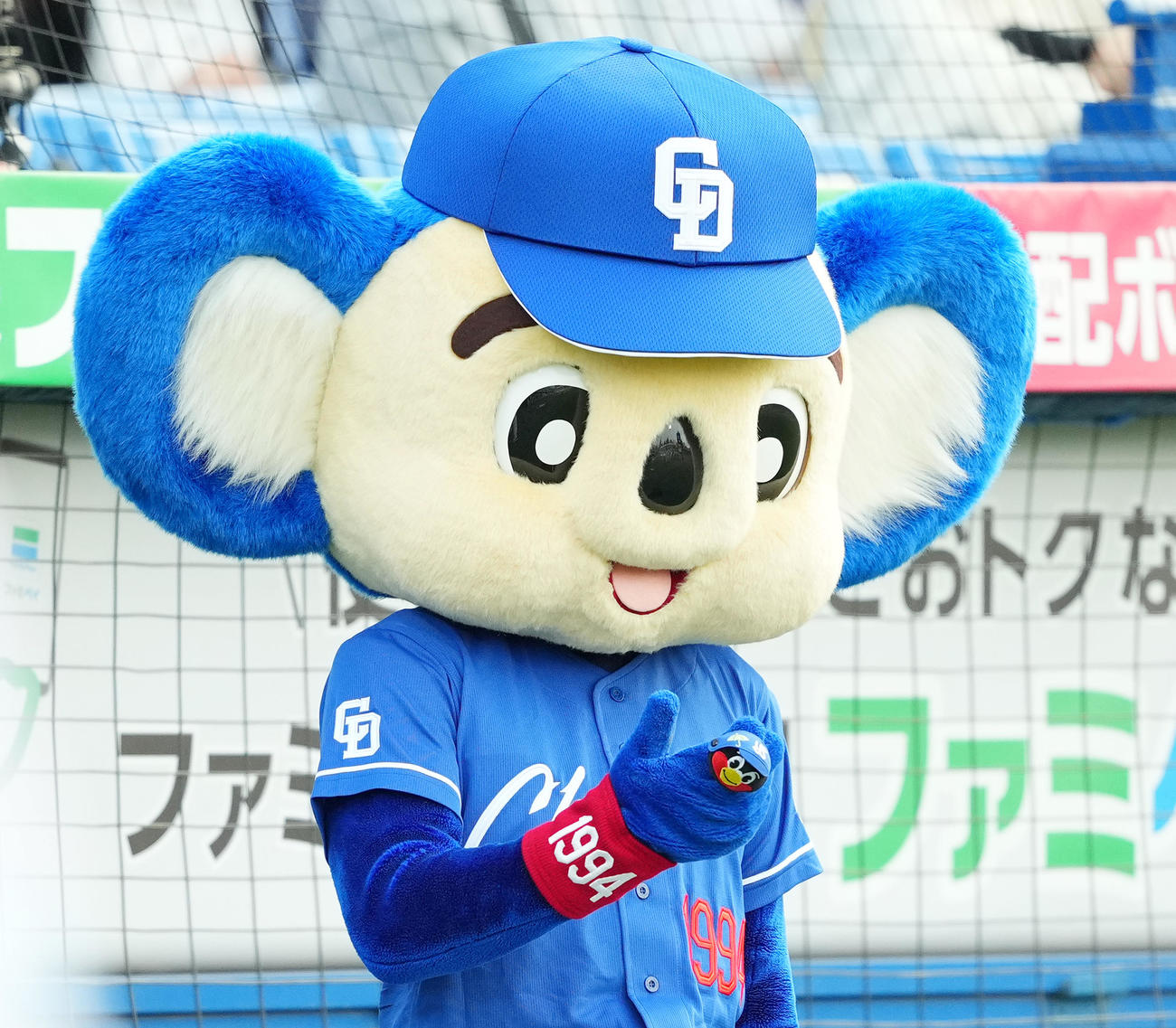 ヤクルト対中日　試合前、つば九郎の指輪をつけてパフォーマンスをするドアラ（撮影・菅敏）