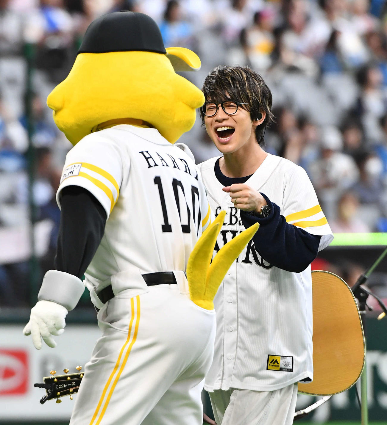 ソフトバンク対日本ハム　試合前のライブを終え、ハリーホークと笑顔でタッチを交わす歌手の川崎鷹也（撮影・岩下翔太）