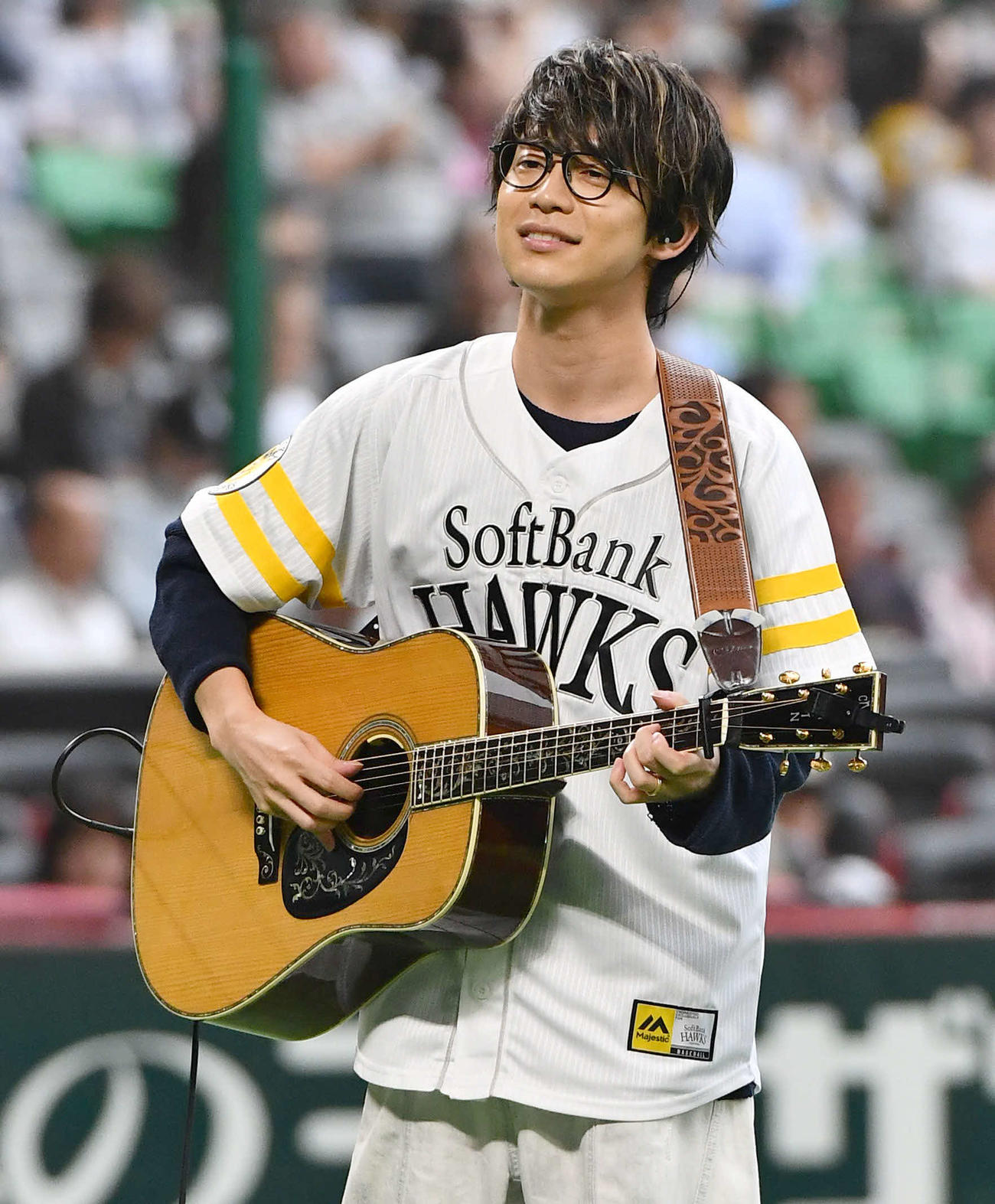 ソフトバンク対日本ハム　試合前にライブを行った歌手の川崎鷹也（撮影・岩下翔太）