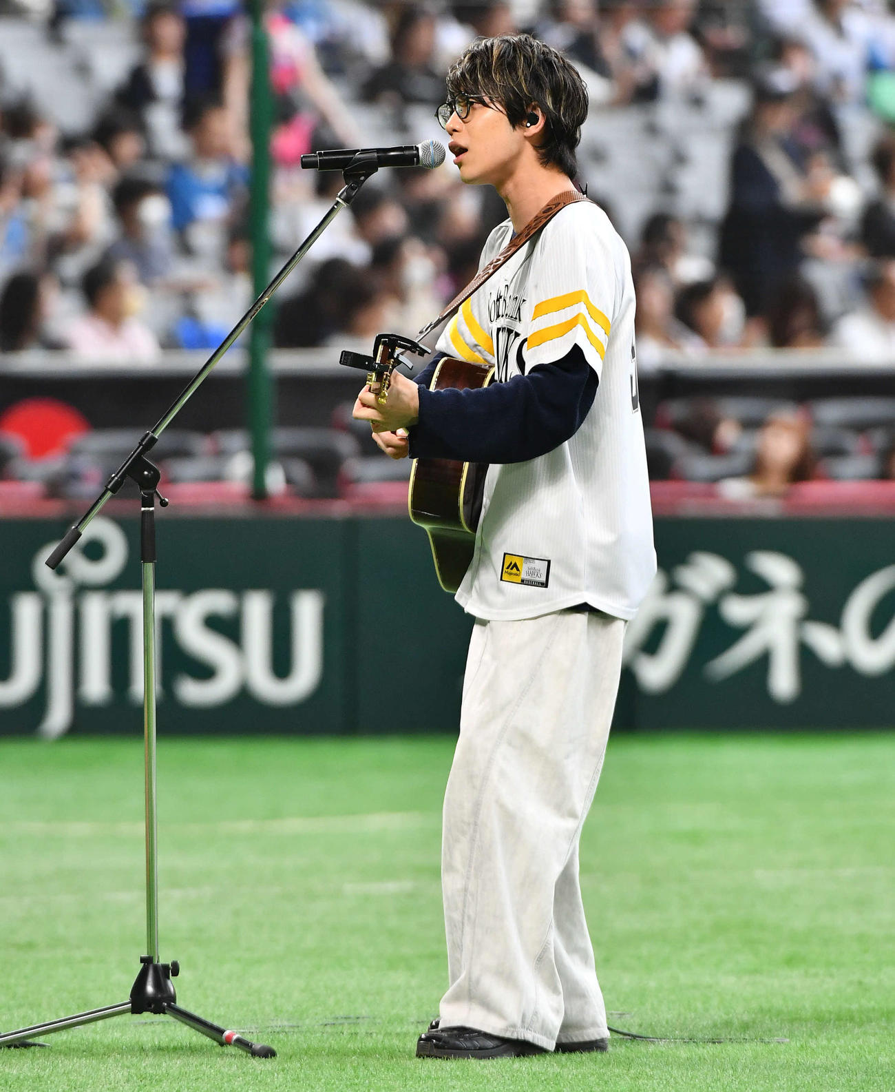 ソフトバンク対日本ハム　試合前、グラウンドで熱唱する歌手の川崎鷹也（撮影・岩下翔太）