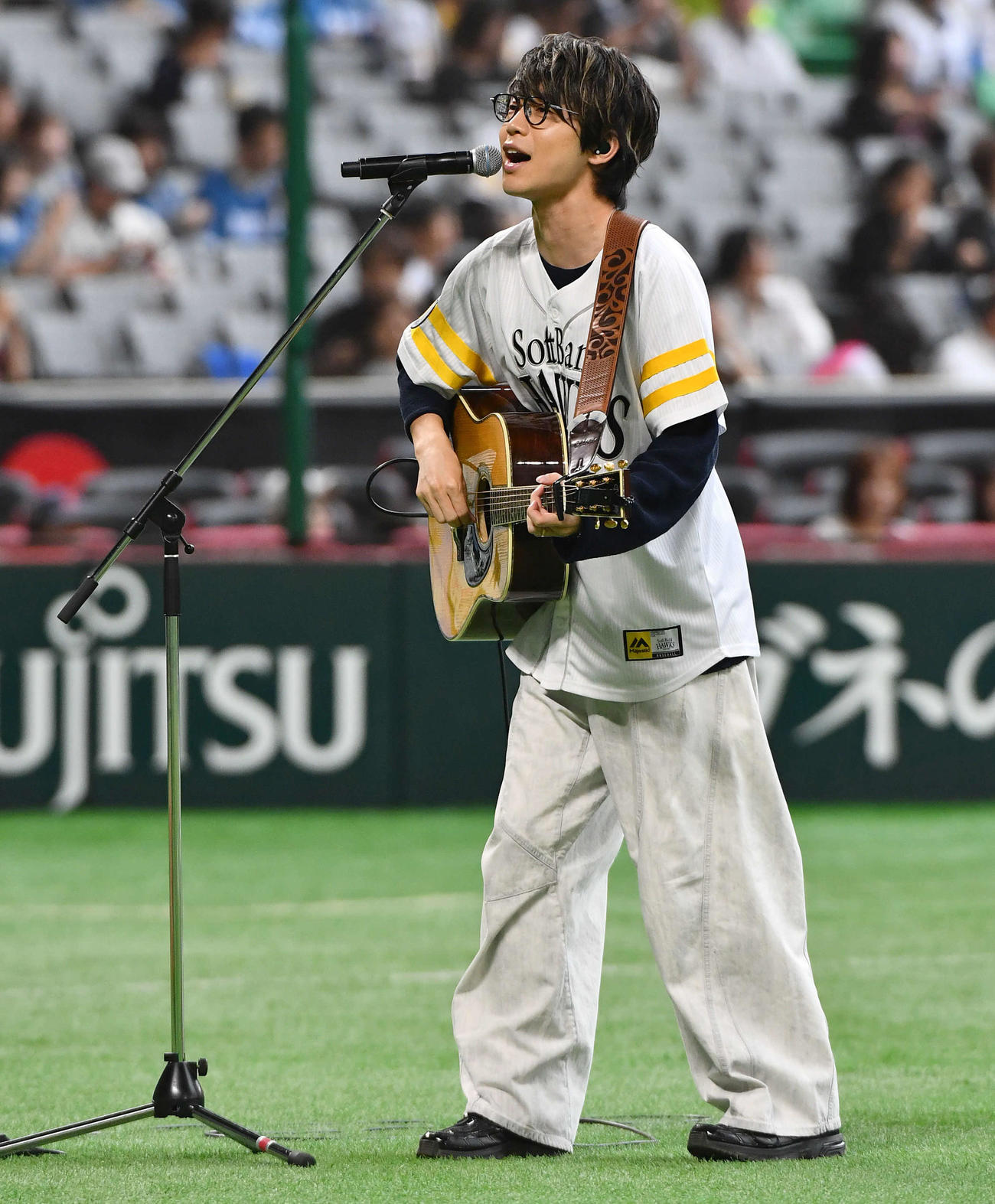 ソフトバンク対日本ハム　試合前にライブを行った歌手の川崎鷹也（撮影・岩下翔太）