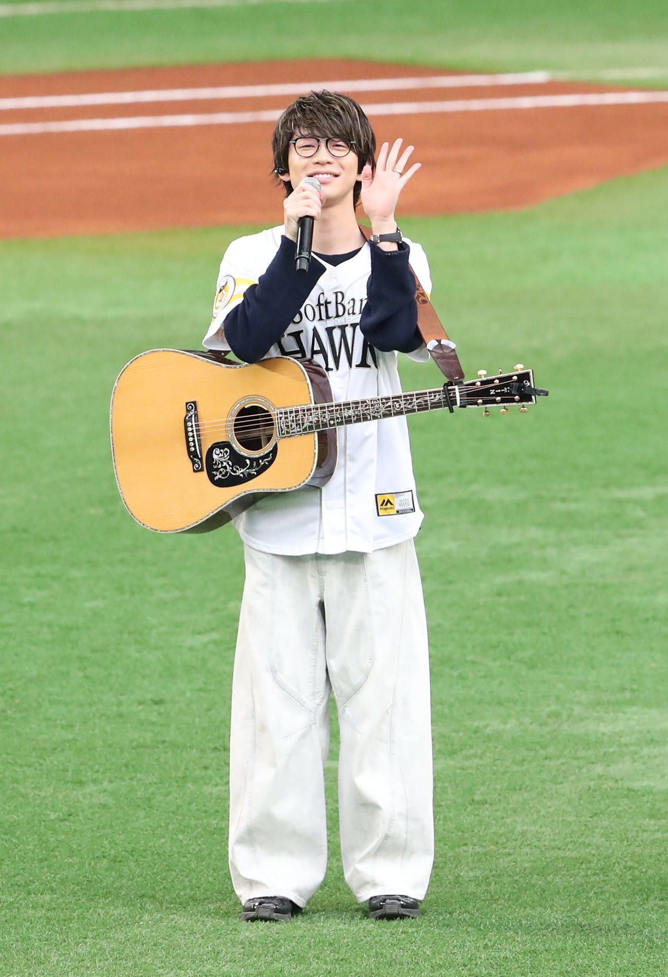 ソフトバンク対日本ハム　シンガーソングライターの川崎鷹也（撮影・梅根麻紀）
