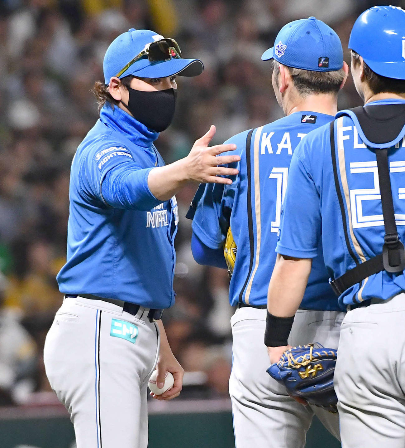 ソフトバンク対日本ハム　6回裏ソフトバンク2死一、二塁、加藤貴（右）の交代を告げ、マウンドで肩をたたいてねぎらう新庄監督（撮影・岩下翔太）