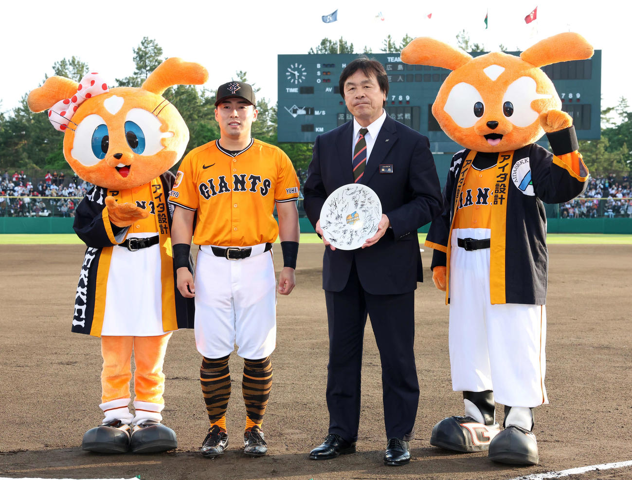巨人対広島　試合前、石川県の馳知事（右）は選手のサイン入りの九谷焼を巨人浅野から贈呈される（撮影・浅見桂子）