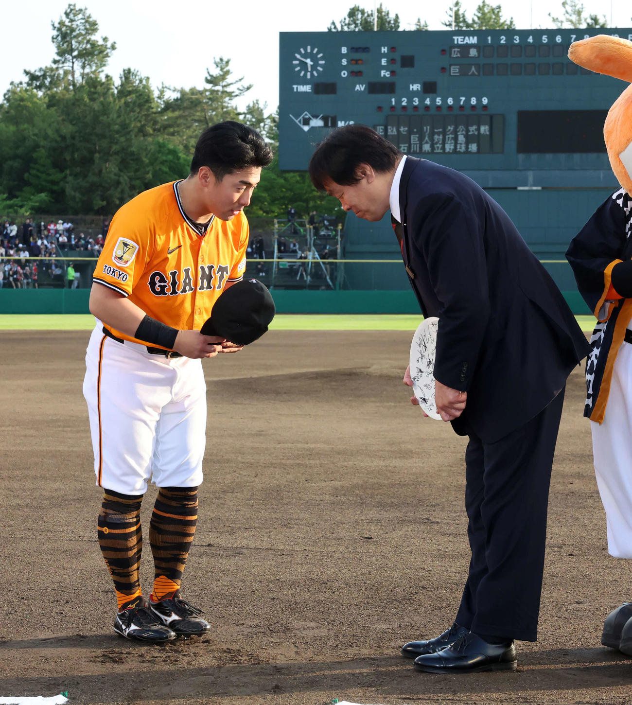 巨人対広島　試合前、石川県の馳知事（右）は選手のサイン入りの九谷焼を巨人浅野から贈呈される（撮影・浅見桂子）