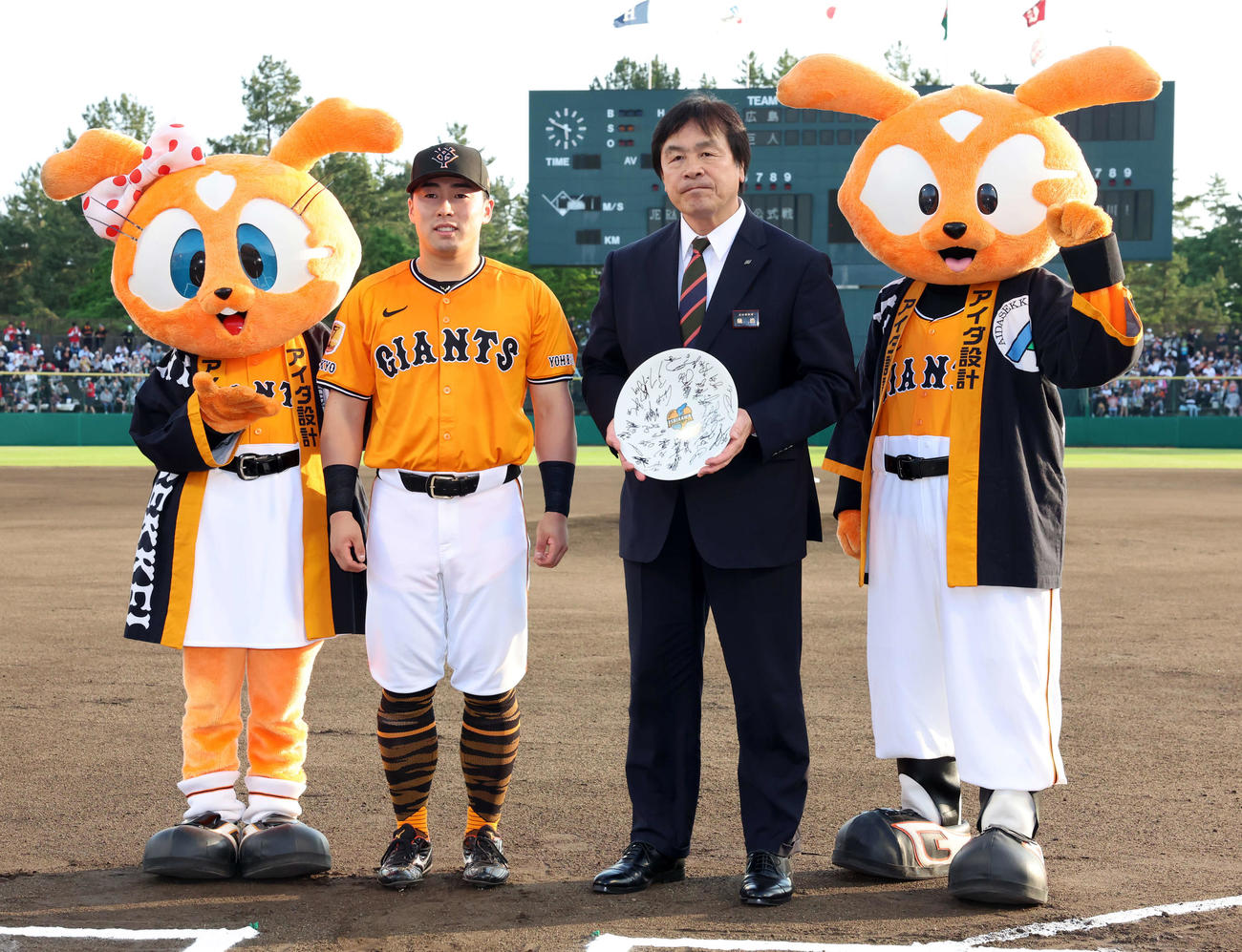 巨人対広島　試合前、石川県の馳知事（右）は選手のサイン入りの九谷焼を巨人浅野から贈呈される（撮影・浅見桂子）
