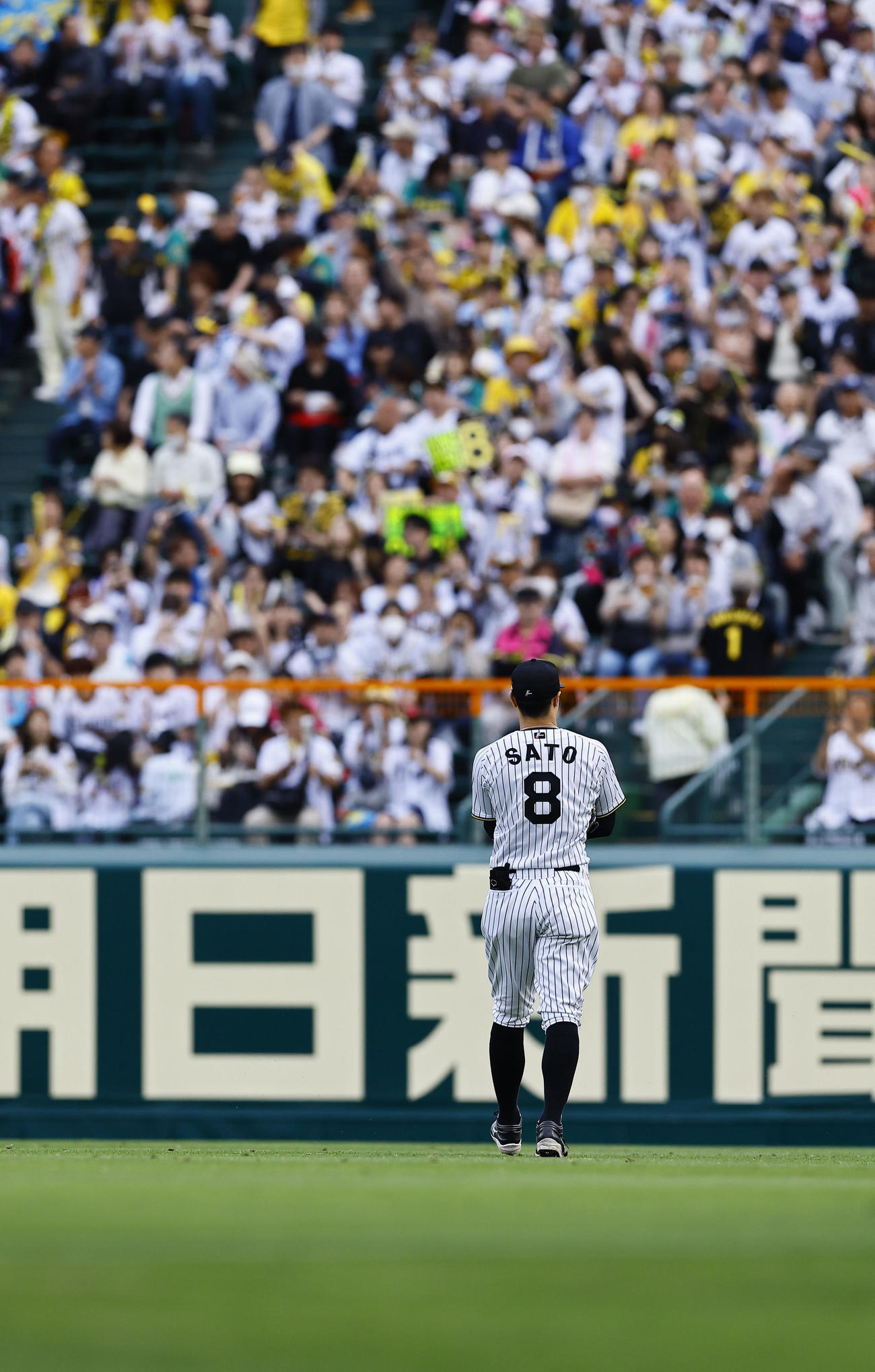 阪神対DeNA　右翼の守備位置に向かう佐藤輝（撮影・藤尾明華）